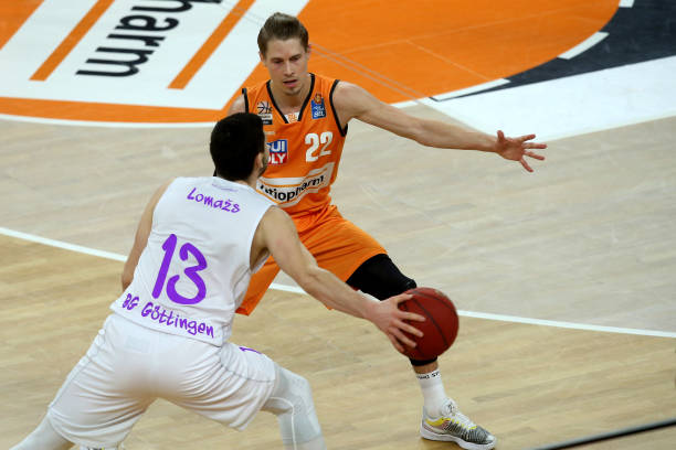 他迅速从 他迅速从